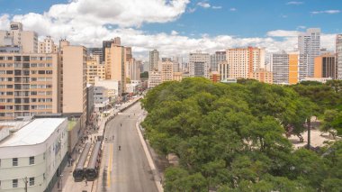 Curitiba PR Brezilya. 10 Aralık 2025. Curitiba 'nın merkezindeki Skyline ve otobüs durağı.