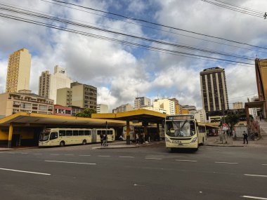 Curitiba PR Brezilya. 10 Aralık 2025. Curitiba 'da otobüs durağı.