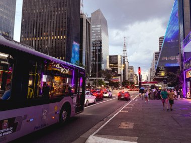 Akşam Paulista Bulvarı 'nda ışıklar açıkken. Januari 10, 2025. Sao Paulo SP Brezilya.