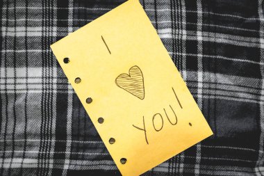 El yazısıyla. Notunu seviyorum. Tekstil arka planında..