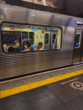 Sao Paulo SP Brezilya. Januari 30, 2026. Metro istasyonu Jardim Sao Paulo, metro geçiyor..