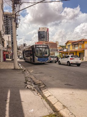 Sao Paulo SP Brezilya. Januari 30, 2026. Jardim Sao Paulo sokaklarında halk otobüsü..