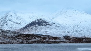 Glencoe, İskoçya, İngiltere 'deki güzel karlı dağlar..
