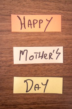 Yapışkan notlarla bir anneler günü arkaplanı.