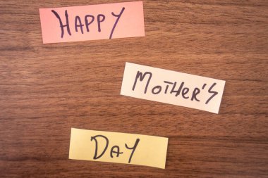 Yapışkan notlarla bir anneler günü arkaplanı.