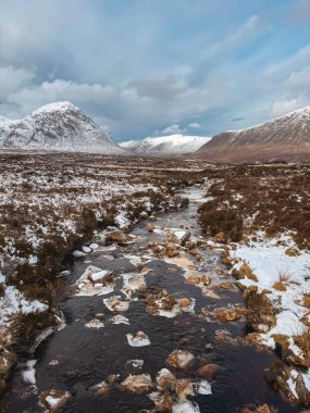 Glencoe, İskoçya, İngiltere 'deki güzel karlı dağlar..