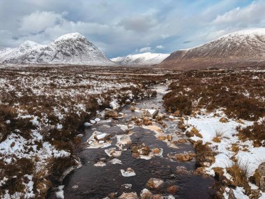 Glencoe, İskoçya, İngiltere 'deki güzel karlı dağlar..