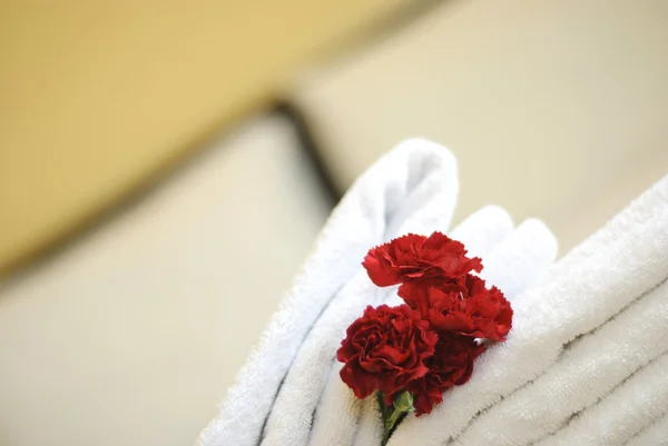 Bloemen, beddengoed, handdoeken, roze, romantiek, kussen, hotel, huwelijksreis — Stockfoto