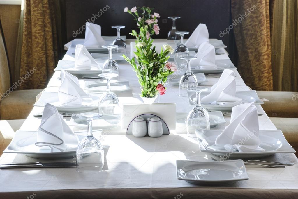 service,plates,glasses,cutlery,dinnerware,tableware,flowers,table