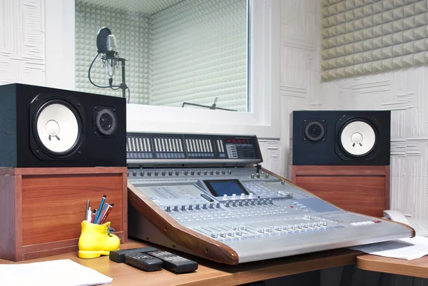 Microfone, estúdio, estúdio de som, isolamento acústico, música, gravação, arranjo, canto — Fotografia de Stock