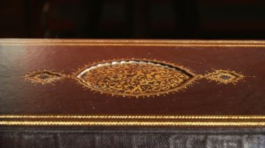 onarım tarihi kitap ve ayrıntılı görüntüler