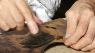 Sanatçı kitap onarım