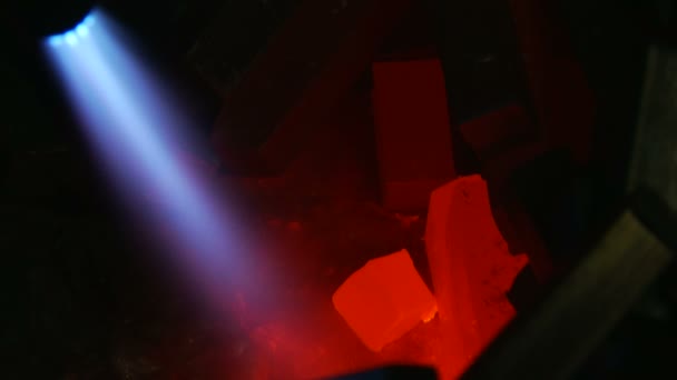 Die gelöste Sauerstoffschweißmaschine mit einem Stück Eisen und Feuer — Stockvideo