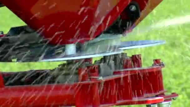 Эксплуатация тракторов и уборочных машин, работающих в полевых условиях — стоковое видео