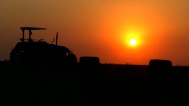 Traktör günbatımı ve gece çalışma