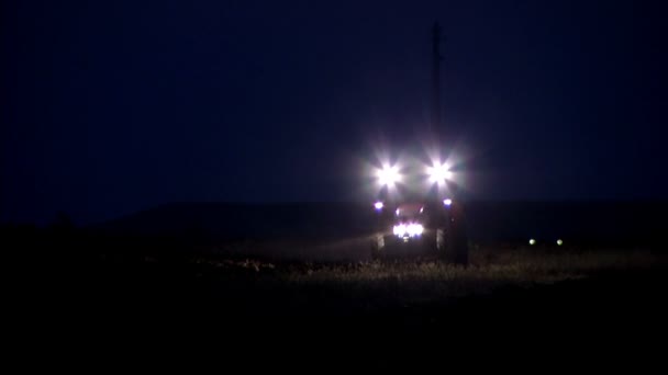 Traktor Sonnenuntergang und Nachtarbeit — Stockvideo