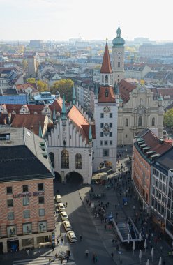 Marienplatz Münih eski Belediye Binası ve Heiliggeistkirche c