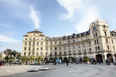 Münih'te Stachus (Karlplatz) yer üzerinde yürüyen insanlar
