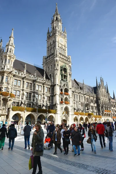 Pessoas caminhando sobre a Marienplatz Munique — Fotografia de Stock