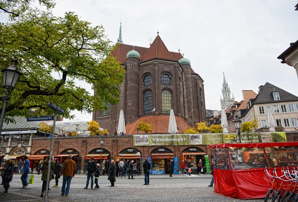 Viktualienmarkt in der münchener stadt mit all seinen kleinen läden und läden lizenzfreie Stockfotos