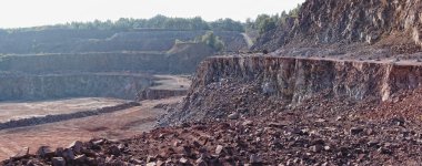 bir taş ocağı mayın çukura görüntülemek.