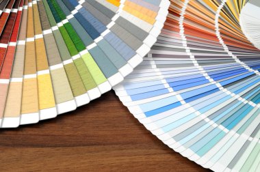 Renk örneklerini bir masada