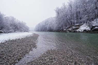 Isar Nehri Kışın kar ile