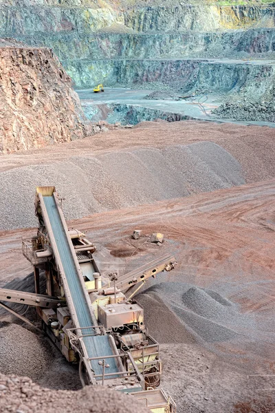 Trituradora de piedra en una cantera. industria minera . — Foto de Stock