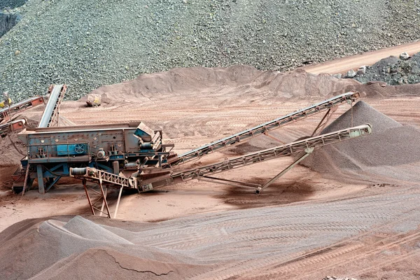 Stenen crusher in een steengroeve. mijnbouw. — Stockfoto