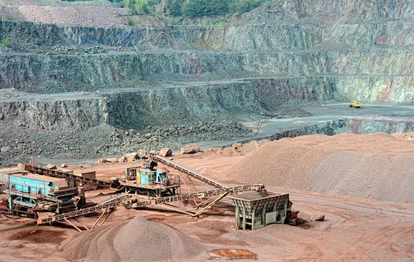 Trituradora de piedra en una cantera. industria minera . — Foto de Stock