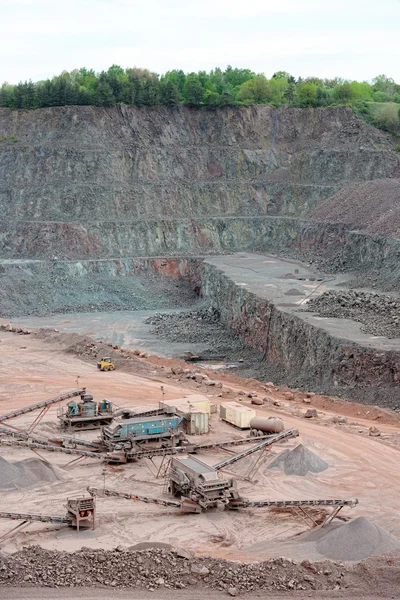 採石場での石の粉砕機。採鉱産業. — ストック写真