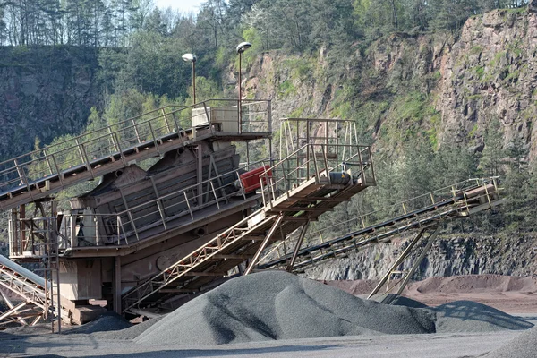 Triturador de pedra em uma pedreira. indústria mineira . — Fotografia de Stock