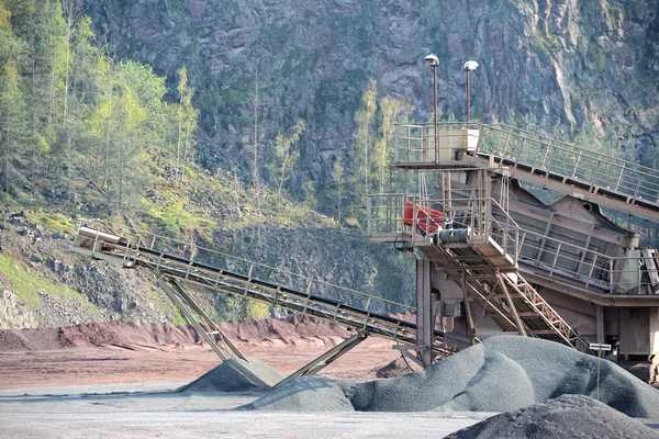 Trituradora de piedra en una cantera. industria minera . —  Fotos de Stock