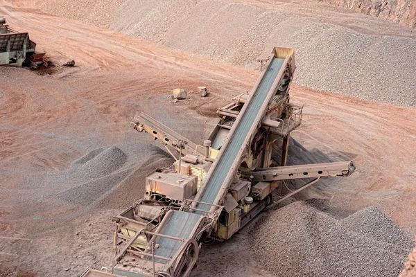 Trituradora de piedra en una cantera. industria minera . — Foto de Stock