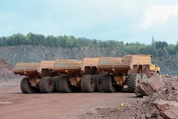 Tre dumper lastbilar i rad i en gruva gruva. — Stockfoto