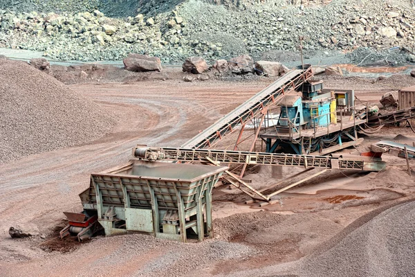 Trituradora de piedra en una cantera. industria minera — Foto de Stock