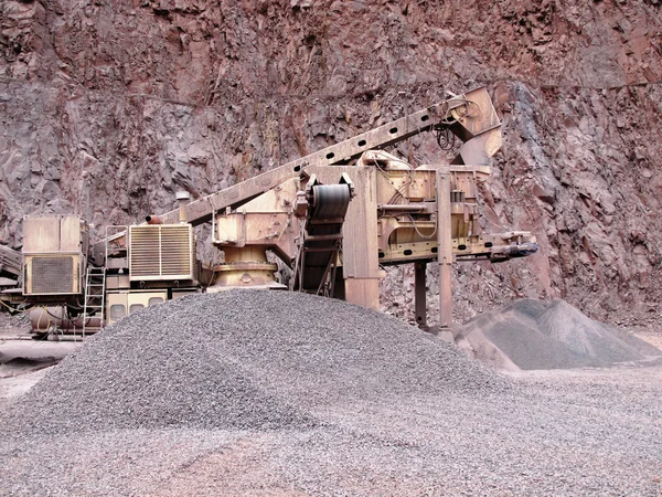 Rozdrabniacz do poboczy w kamieniołomie. przemysłu górniczego — Zdjęcie stockowe