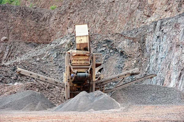 Trituradora de piedra en una cantera. industria minera — Foto de Stock