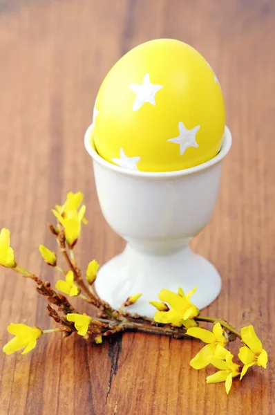 黄色复活节彩蛋在用连翘树枝的蛋杯 — 图库照片