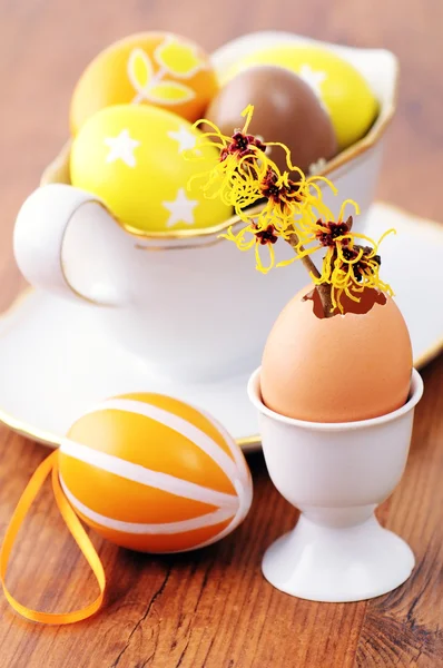Bateau à sauce aux œufs de Pâques et une brindille de sorcière américaine — Photo