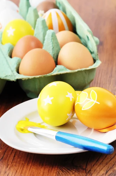 Покраска пасхальных яиц желтого цвета — стоковое фото