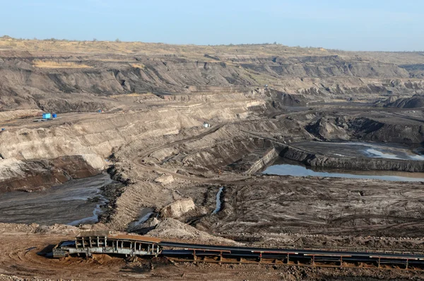 Uhelný důl s rypadlo lopaty — Stock fotografie