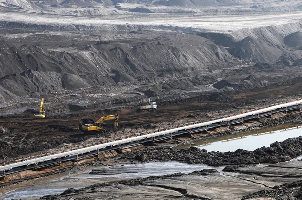 Kömür madeni ile kova tekerlekli ekskavatör — Stok fotoğraf