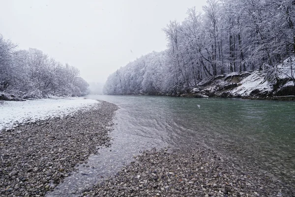 冬季的伊萨尔河与雪 — 图库照片
