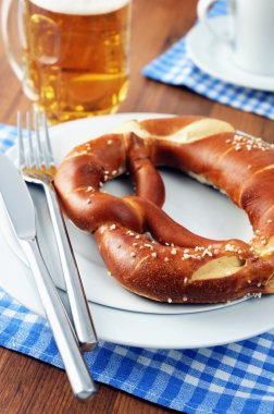 Simit Bavyera masa örtüsü üzerinde