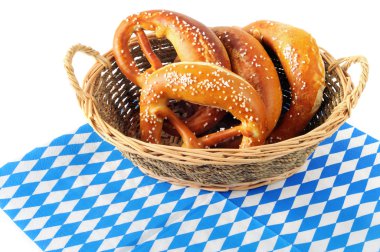 mavi beyaz Bavyera peçete üzerinde taze simit. Oktoberfest