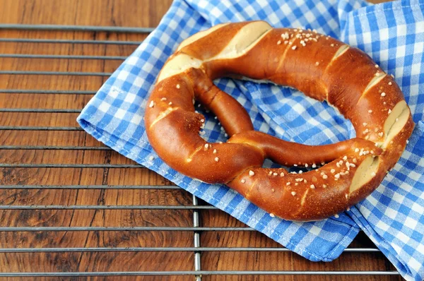 Kringla på bayerska bordsduk — Stockfoto