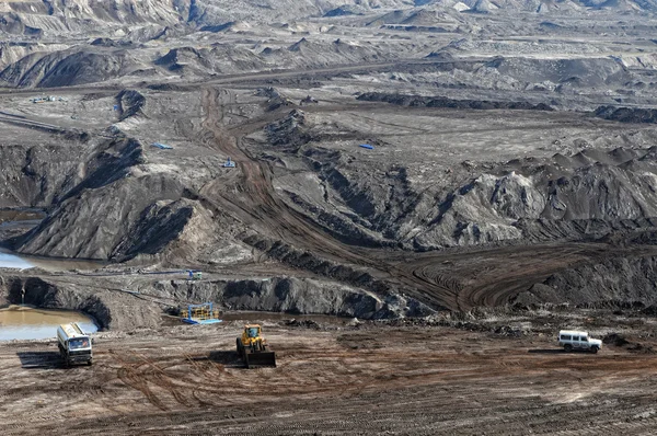 Вугільна шахта з екскаваторною машиною — стокове фото