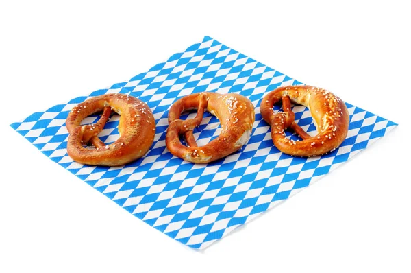 蓝白色的巴伐利亚餐巾新鲜椒盐卷饼。慕尼黑啤酒节 — 图库照片