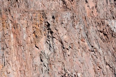 açık çukur bir kaya duvarı üzerinde benim görüntüleyin. porfir kayalar